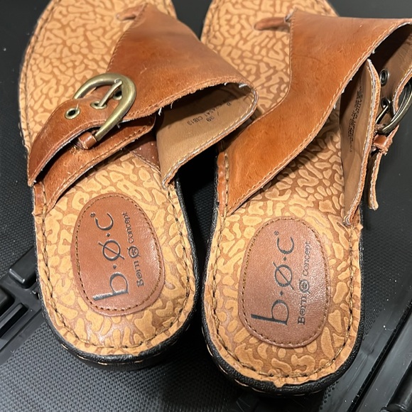 B.O.C Sandals Brown Size 8 M/W Leather T-strap - Picture 6 of 7